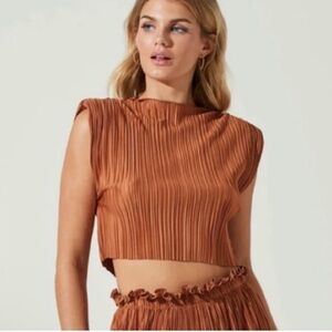 ASTR Women's Rust Sleeveless Top